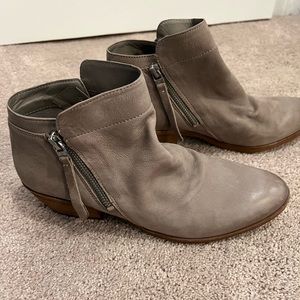 SAM EDELMAN TUCKER LEATHER BOOTIE